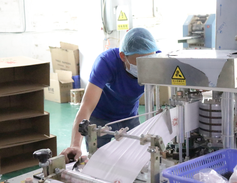 kvalitetskontrollarbetare som inspekterar tillverkningsprocessen för toalettpapper